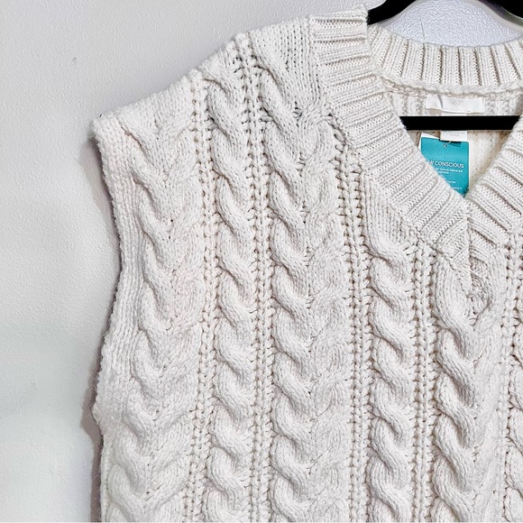 NWT H&M Thick Cable Knit V-Neckline Relaxed Fit Sweater Vest in Soft White - Picture 5 of 16